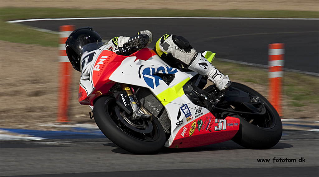Simon Tirsgaard deltager i Superbike klassen på BMW S 1000 RR
(Foto: Fototom.dk)
